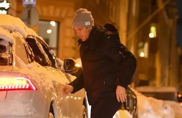 Kohukiekkoilija Jori Lehterä kamppaili Helsingin lumikaaoksessa - kurvailee liki 100 000 euron ökyautolla - kuvat!