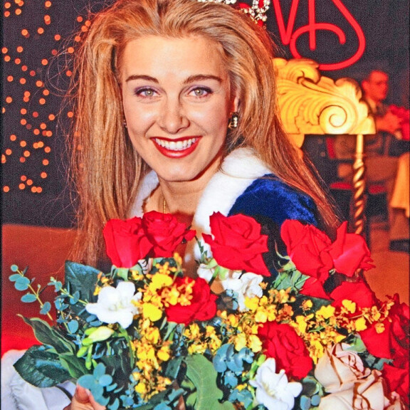 Tarja valittiin Suomen kauneimmaksi naiseksi vuonna 1993. Seiska oli tietysti paikalla kuvaamassa vasta-kruunatun Miss Suomen. Tarja valittiin Suomen kauneimmaksi naiseksi vuonna 1993. Seiska oli tietysti paikalla kuvaamassa vasta-kruunatun Miss Suomen.