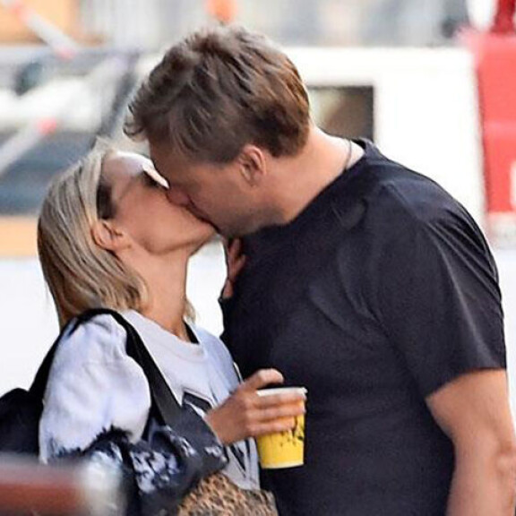 Yle: Samuli Edelmann kiistää seurustelevansa Paula Vesalan kanssa! suudelma