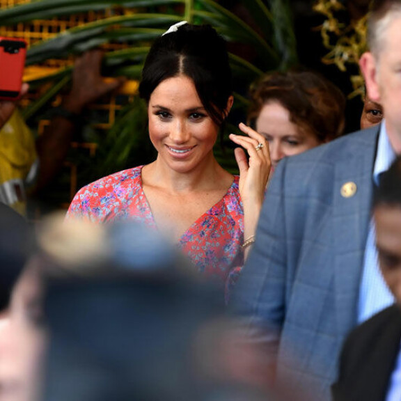 Kaaos torilla: Herttuatar Meghanin edustusvierailu Fidzissä jäi lyhyeksi – henkivartija poisti hänet paikalta turvallisuusriskin vuoksi! Meghan Markle