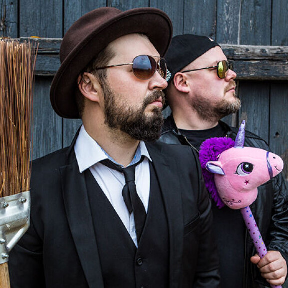 Ensiesittelyssä Pasin ja Anssin Kyntömies-musiikkivideo: Stigin stunttimies onkin Paratiisihotellin superseksikäs povipommi! pasi ja anssi