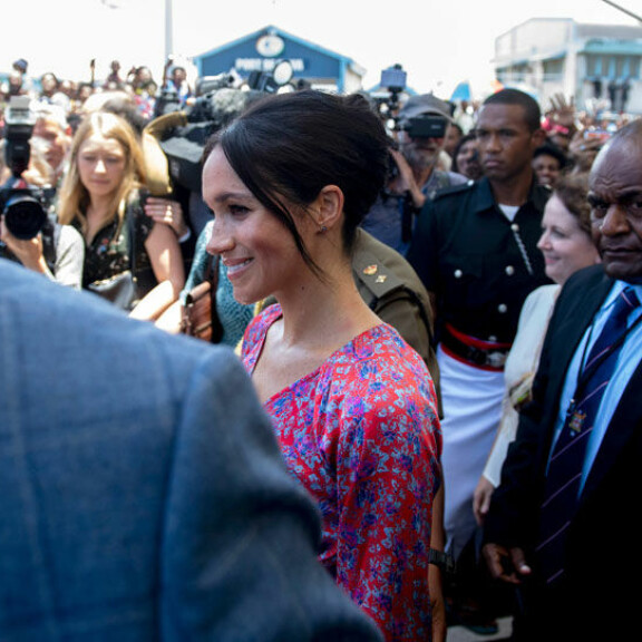 Kaaos torilla: Herttuatar Meghanin edustusvierailu Fidzissä jäi lyhyeksi – henkivartija poisti hänet paikalta turvallisuusriskin vuoksi! Meghan Markle