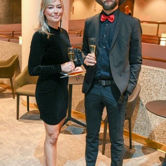 Jenny ja Esko saapuivat yhdessä uudistuneen Sokos Hotel Presidentin avajaisiin toissa viikolla. Jenny ja Esko