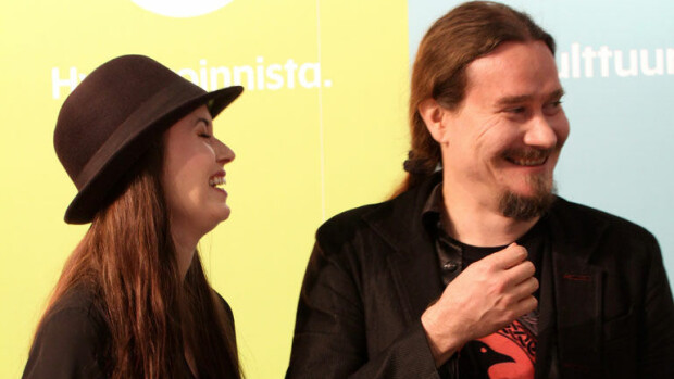 Harvinaiset yhteiskuvat: Tuomas Holopainen ja kaunis laulajavaimo Johanna Kurkela käänsivät päitä Kirjamessuilla - Tuomas pääsi poseeraamaan myös suuren idolinsa kanssa! Johanna Kurkela ja Tuomas Holopainen