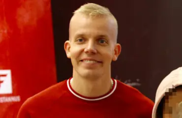 Kirjamessujen halutuin mies? Elastisen ympärillä valtava ihmismassa, fanit jonottivat yhteiskuviin - katso kuvat!