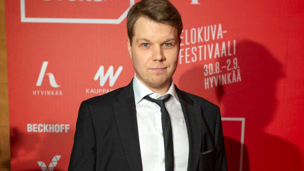 Hannes Suominen on siviilissä yhtä vaatimaton kuin tanssiparketilla: ajaa karvalakki-Mersulla – kuva! Hannes Suominen ajaa Mersulla.