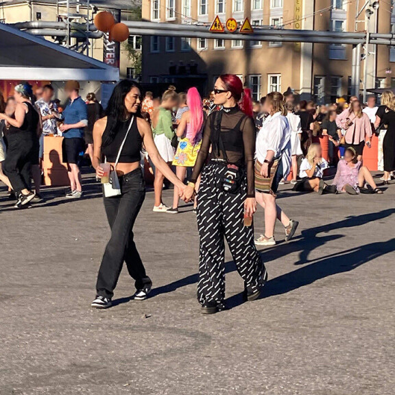 Menevä kaksikko tykkää reissata yhdessä ulkomailla, käydä ravintoloissa, kiertää festareita mutta myös koti-illat ovat pariskunnan mieleen. Sanni ja Shirly