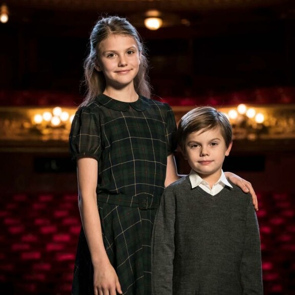 Estelle ja Oscar pääsevät viettämään joulua 'tavisten pariin' kauas kuninkaallisista krumeluureista. Estelle, oscar