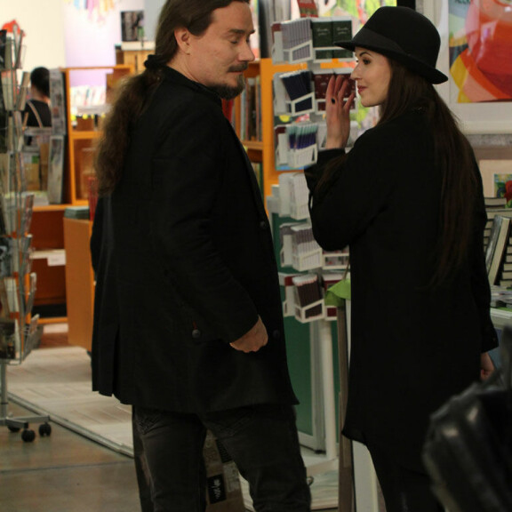Tuomas Holopainen ja Johanna Kurkela kiersivät messuja hyväntuulisina. Tuomas Holopainen ja Johanna Kurkela