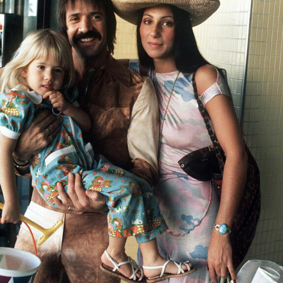 Tiesitkö näitä asioita miljoonakotiaan myyvästä Cheristä? Heilasteli Tom Cruisen kanssa! Cher, Sonny Bono ja Chastity Bono