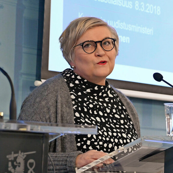 Petteri Orpo vingutti visaa Washingtonissa, Sanni Grahn-Laasonen yöpyi ökysviitissä – näin ministerit törsäsivät luottokorteillaan! Anu Vehviläinen