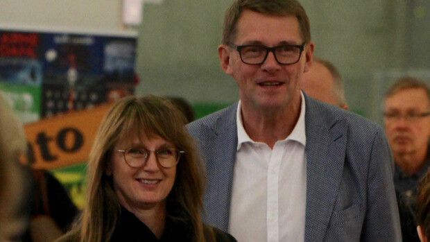Rakkaus kukoistaa! Matti Vanhanen viihtyi jälleen kirjamessuilla Heidi-naisystävänsä kanssa - katso paparazzikuvat! Vanhanen ja naisystävä
