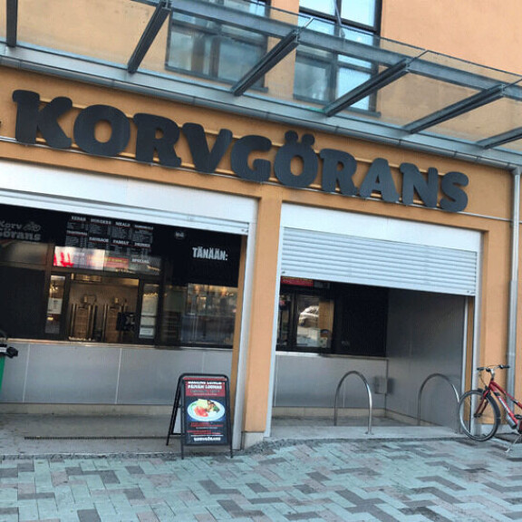 Pietarsaarelaisen Korv-Göransin toimipiste löytyy grilliketjun kotikaupungin keskustasta. Pietarsaarelaisen Korv-Göransin toimipiste löytyy grilliketjun kotikaupungin keskustasta.
