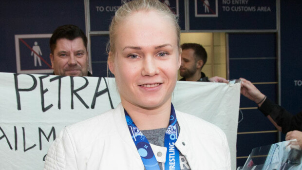 Painin maailmanmestari Petra Ollia odotti Suomeen palatessa melkoinen jymy-yllätys – kuva! ”Tässä sitä nyt sitten ollaan!” Petra Olli saapui Suomeen.