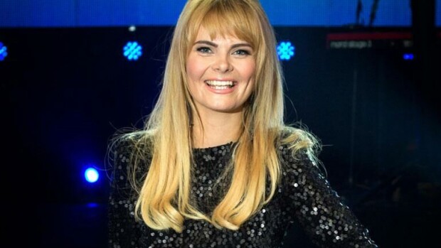 Huh, Erika Vikmanin superavonainen kokovartalohaalari nuolee kurveja - Teuvo Loman suunnitteli: 'Tunnen itseni kuningattareksi' Erika Vikman