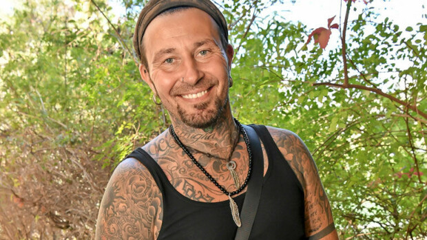 Ohjaaja Jupe Tuomola paljastaa totuuden Love Island Suomen tekemisestä: ”Hereillä 36 tuntia yhtä soittoa, kun teemme yhden jakson!” Jupe Tuomola ohjaa Love Island -ohjelmaa.