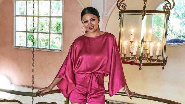 Seiska vieraili kohusarja Love Islandin kulisseissa – paljonkertovat kuvat 1 620 neliön ökyhuvilasta! ”Tämä ei ole sähkölukittu vankila, kuten Big Brother -talo!” Shirly Karvinen juontaa Love Island -ohjelmaa.