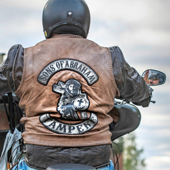 Sekundauskovaisiksi itseään nimittävä Sons of Abraham on moottoripyöräkerho, josta Mika on löytänyt paikkansa. Sekundauskovaisiksi itseään nimittävä Sons of Abraham on moottoripyöräkerho, josta Mika on löytänyt paikkansa.