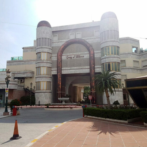 Nikon ja Sofian koti sijaitsee Gray d´Albion -luksuskompleksissa, jonka sisääntuloportti huokuu; jo luksusta. Nikon ja Sofian koti sijaitsee Gray d´Albion -luksuskompleksissa, jonka sisääntuloportti huokuu  jo luksusta.