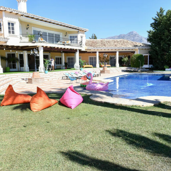 Katetulla terassilla on kokoa 300 neliömetriä. Katetulla terassilla on kokoa 300 neliömetriä.