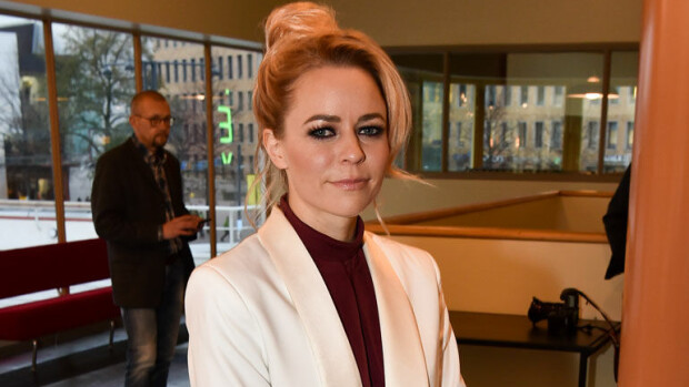 Kysymys kohutusta suutelukuvasta Samuli Edelmannin kanssa sai Paula Vesalalta tunteet pintaan: ”Kröhömm!” Paula Vesala oli vaitonainen suhteesta Samuli Edelmanniin.