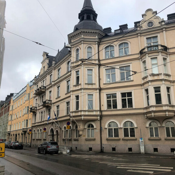 Stefun ostaman asunnon julkisivu huokuu arvokkuutta. Stefun ostaman asunnon julkisivu huokuu arvokkuutta.