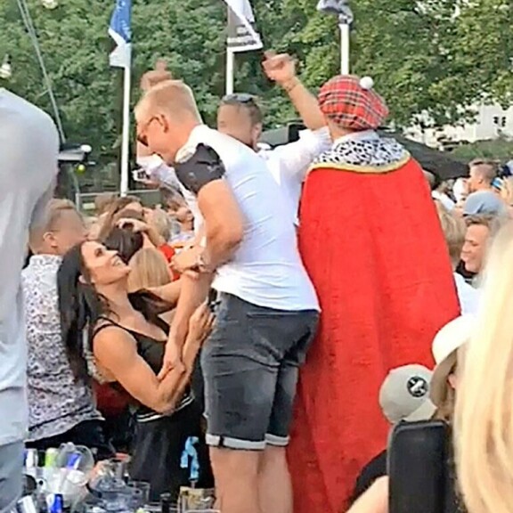 Martina roikkui NHL-tähden paidassa. Martina roikkui NHL-tähden paidassa.