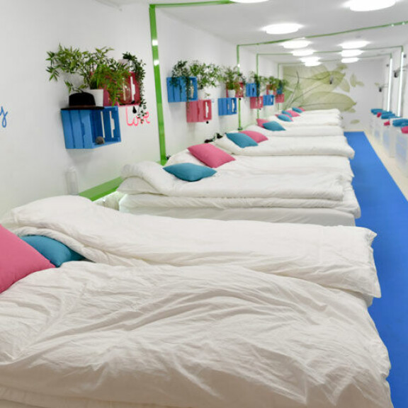 – Formaattiin kuuluu, että kaikki sinkut nukkuvat yönsä samassa huoneessa, ohjelman pääohjaaja Sami manninen kertoo. – Formaattiin kuuluu, että kaikki sinkut nukkuvat yönsä samassa huoneessa, ohjelman pääohjaaja Sami manninen kertoo.