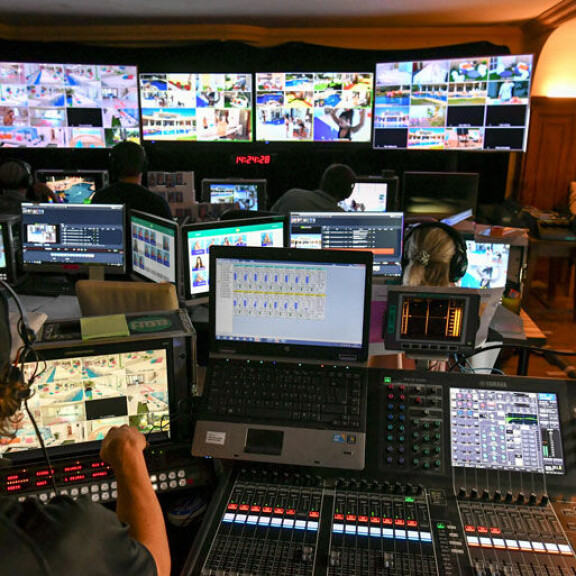 Sarjan sinkuilla ei ole kontaktia ulkomaailmaan. – Talossa on kännykkä, johon lähetämme viestejä. Sinkut voivat ottaa kuvia, mutta ne päätyvät ainoastaan tuotannon käyttöön, Sami sanoo. Sarjan sinkuilla ei ole kontaktia ulkomaailmaan. – Talossa on kännykkä, johon lähetämme viestejä. Sinkut voivat ottaa kuvia, mutta ne päätyvät ainoastaan tuotannon käyttöön, Sami sanoo.