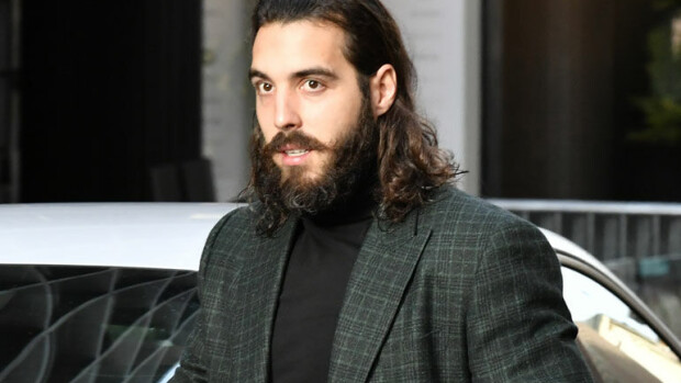 Ohhoh, Patrik Laineen joukkuekaveri riehui Helsingissä: kaatoi liikennemerkin, blondi korjasi NHL-tähden jälkiä - 'En ole tulossa mukaasi!' Mathieu Perreault