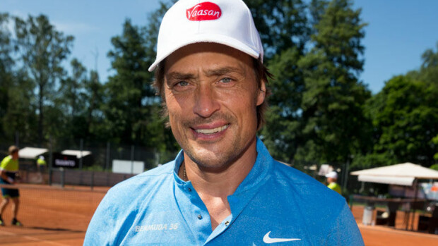 Fanien piirittämä Teemu Selänne vaihtoi vapaalle – juhli Arttu Wiskarin keikalla! Teemu Selänne juhli Arttu Wiskarin keikalla.