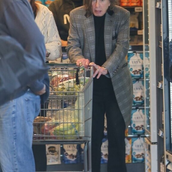Harmaantunut ja köyryselkäinen Ozzy kävi ruokaostoksilla avustajan kanssa. Ozzy Osbourne