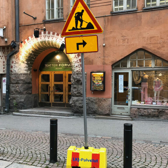 Tämän liikennemerkin Mathieu kaatoi nurin juhlintansa lomassa.; liikennemerkki