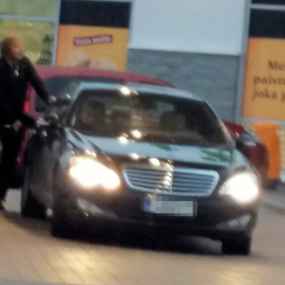 Ökyautoilevat Danny ja Erika Vikman käänsivät katseita huoltoasemalla – kuva! Danny tankkasi autoa.
