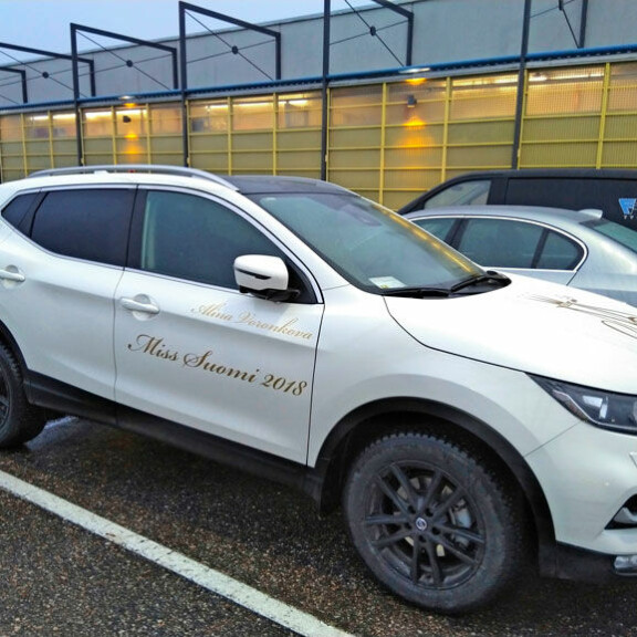 Miss Suomi Alina Voronkova pyörähti pikkupaikkakunnalla: missiauto herätti huomiota – kuva! Alina Voronkovan missiauto.