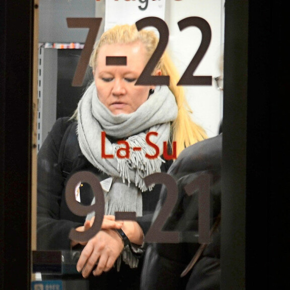 Hups! Kello teki tepposet vauhdikkaalle Lotta Backlundille – kuva! Lotta Backlund kaupassa.