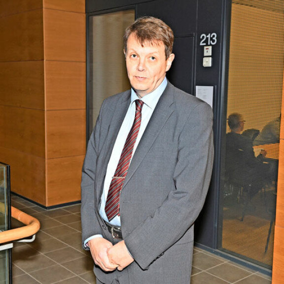 Syyttäjä Jukka Haavisto oli vastuussa kotietsinnästä, jossa rahakätkön löytymisen lisäksi pengottiin Aarnion naapurin varasto. Hänen osuutensa epäiltyihin virkarikoksiin on poliisilla yhä esiselvityksessä. Syyttäjä Jukka Haavisto oli vastuussa kotietsinnästä, jossa rahakätkön löytymisen lisäksi pengottiin Aarnion naapurin varasto. Hänen osuutensa epäiltyihin virkarikoksiin on poliisilla yhä esiselvityksessä.