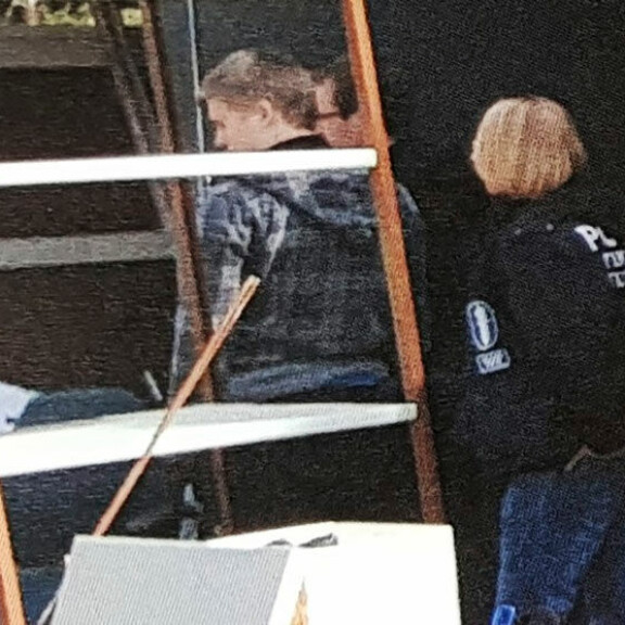Iltalehden julkaisemassa kuvassa Väyrysen varastoa penkova ruututakkinen siviilipoliisi tekee kotietsintää Aarnion tontilla. Kuvassa näkyvä virkatakkinen naispoliisi todistaa henkilöiden olevan varmasti poliiseja. Iltalehden julkaisemassa kuvassa Väyrysen varastoa penkova ruututakkinen siviilipoliisi tekee kotietsintää Aarnion tontilla. Kuvassa näkyvä virkatakkinen naispoliisi todistaa henkilöiden olevan varmasti poliiseja.