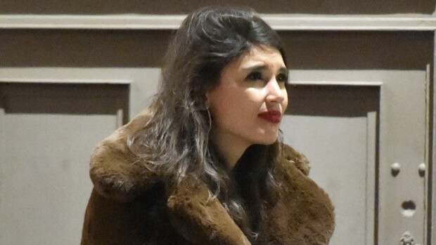 Maryam Razavi ja Leo Stillman räväyttivät julkkisten salabileissä: mallikaunotar eläytyi rooliinsa täysin rinnoin – kuvat! Maryam Razavi oli Angela McCoy.