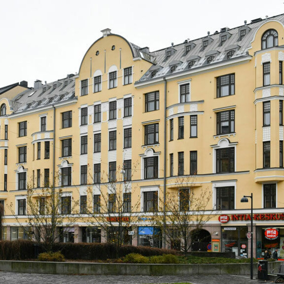 Sofian ja Nikon uudesta Helsingin-lukaalista avautuu näköala idylliseen puistoon. Ydinkeskusta sijaitsee vain kivenheiton päässä. Sofian ja Nikon uudesta Helsingin-lukaalista avautuu näköala idylliseen puistoon. Ydinkeskusta sijaitsee vain kivenheiton päässä.