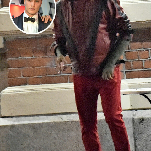 Mallipoju Joonas Wörlin oli pukeutunut Michael Jacksoniksi. Mies veti tupakkia keuhkoihinsa ja rupesi yskimään todella huolestuttavan kuuloisesti. Mallipoju Joonas Wörlin oli pukeutunut Michael Jacksoniksi. Mies veti tupakkia keuhkoihinsa ja rupesi yskimään todella huolestuttavan kuuloisesti.