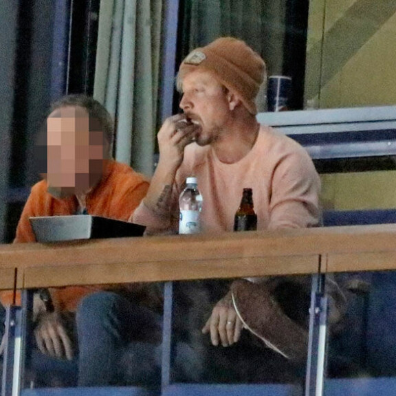 Samu Haber nautti jääkiekosta ja poppareista omassa aitiossa – kuva! Samu Haber aitiossa.