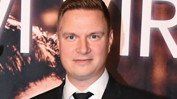 Tangokuningas Jukka Hallikainen ja Hjallis Harkimo todistivat naismatkustajan raivoa Kanarian-lennolla – pakotti koneen välilaskuun: ”Huusi, että kone putoaa” Jukka Hallikainen.