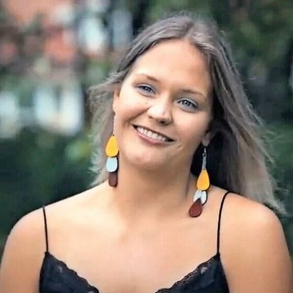 Anna esiintyi viime vuonna Suomi- LOVE-ohjelmassa, jossa hän järjesti yllätyksen sielunkumppaniksi kutsumalleen 85-vuotiaalle mummolle. Anna esiintyi viime vuonna Suomi- LOVE-ohjelmassa, jossa hän järjesti yllätyksen sielunkumppaniksi kutsumalleen 85-vuotiaalle mummolle.