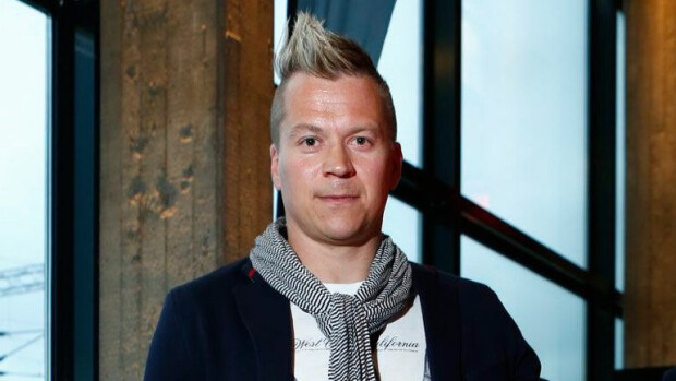 Kiekkolegenda Petteri Nummelin tartutti nauruhepulinsa Tomi Kallioon kesken pelin – kuva! Petteri Nummelin nauratti kiekkokatsomossa.