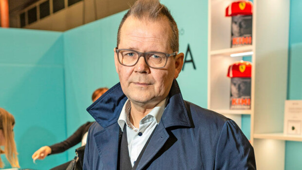 Kimi Räikkösen elämäkerralla hurjasti tienaava Kari Hotakainen: Mietin aina rahaa! Kari Hotakainen kirjoitti kirjan Kimi Räikkösestä.