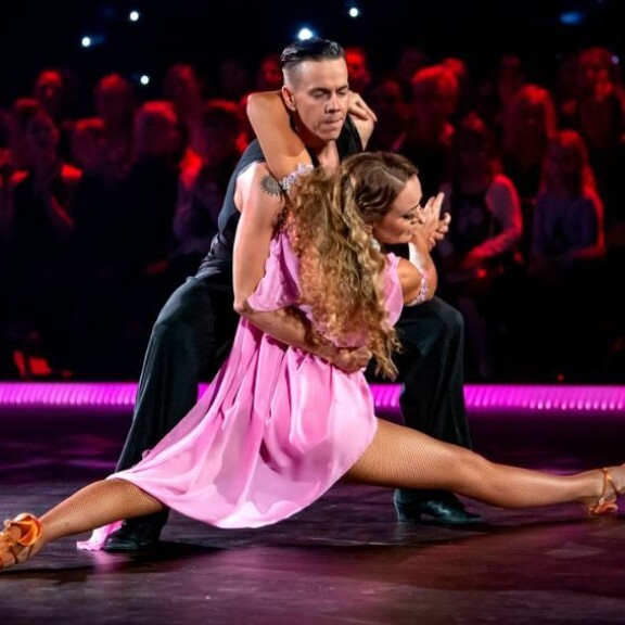 Tanssikilpailusta pudonnut Marja Hintikka hyppäsi miljoonaohjelmaan mammalomalta – ylistää juontajamiestään: Hän saa nyt kotiin hyvin onnellisen ja vetreän vaimon! Marja Hintikka