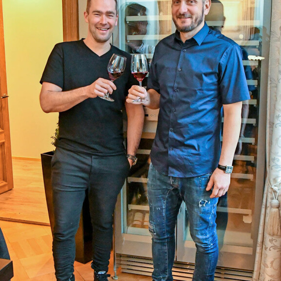 Hansin liikekumppani Arto Rastas on myös ansioitunut keittiömestari, jolla on Tampereella useita suosittuja ravintoloita. Hansin liikekumppani Arto Rastas on myös ansioitunut keittiömestari, jolla on Tampereella useita suosittuja ravintoloita.