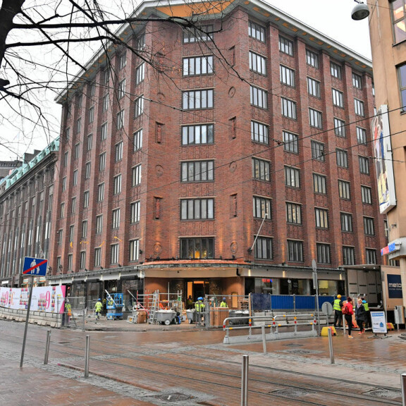 Vielä viime viikon lopulla Hansin uusi ravintola oli keskellä remonttia. Liiketila tunnetaan Planet Hollywood -ravintolasta, jossa vilisi aikoinaan maailmantähtiä. – Kutsuimme Oscar-voittaja Penélope Cruzin avajaisjuhliimme, mutta hänellä oli kiireitä leffaprojektien kanssa, Hans vitsailee. Vielä viime viikon lopulla Hansin uusi ravintola oli keskellä remonttia. Liiketila tunnetaan Planet Hollywood -ravintolasta, jossa vilisi aikoinaan maailmantähtiä. – Kutsuimme Oscar-voittaja Penélope Cruzin avajaisjuhliimme, mutta hänellä oli kiireitä leffaprojektien kanssa, Hans vitsailee.