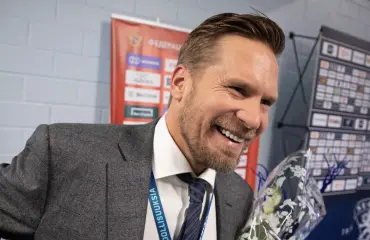 Kimmo Timonen paljastaa: oli viittä vaille, ettei hän olisi koskaan voittanut Stanley Cupia – kiittää paljosta ex-pomoaan: ”Hän sanoi, että älä nyt helkutti vie…”
